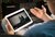 Foto einer Person mit Tablet mit Verbindungsproblemen in der Hand