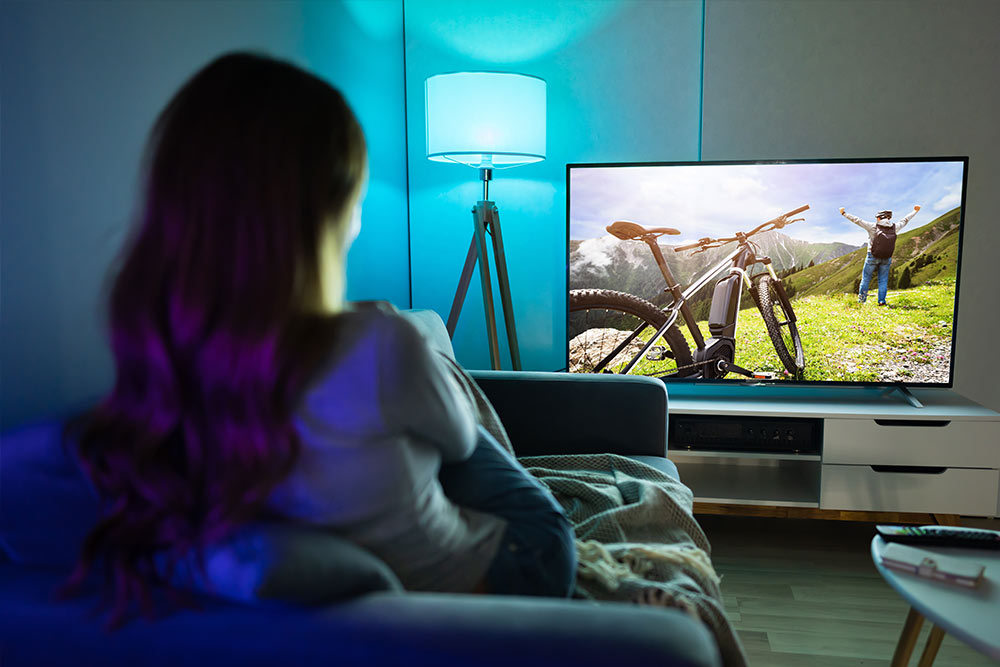Foto fernsehende Person im Wohnzimmer