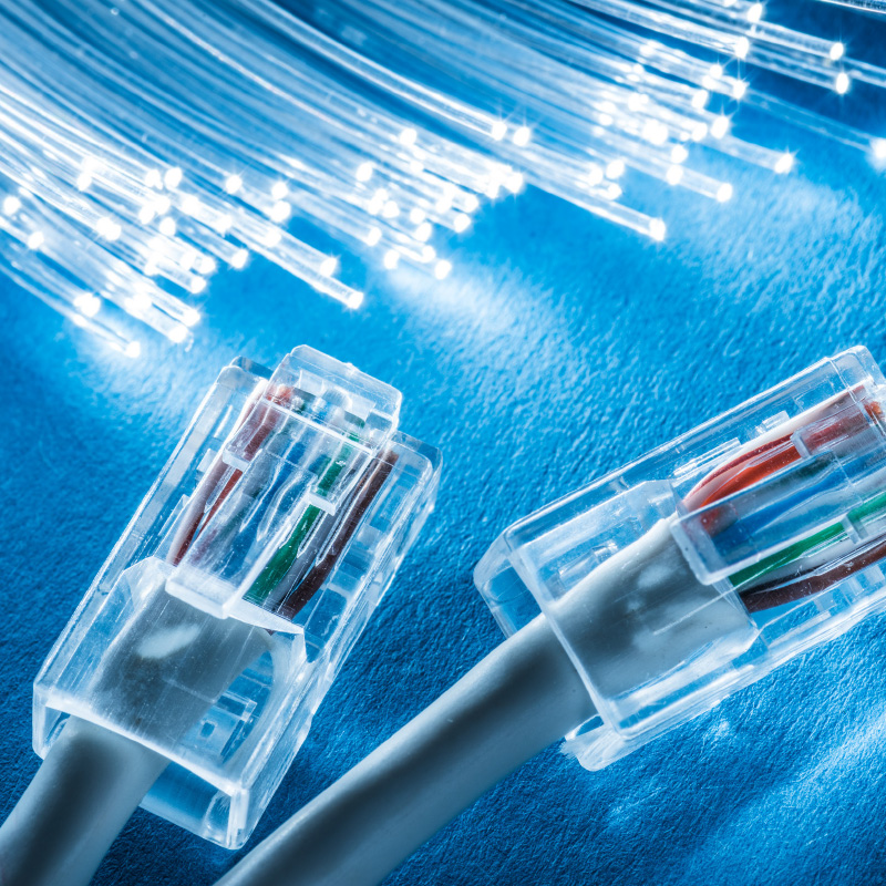 Mehrere moderne Netzwerkkabel